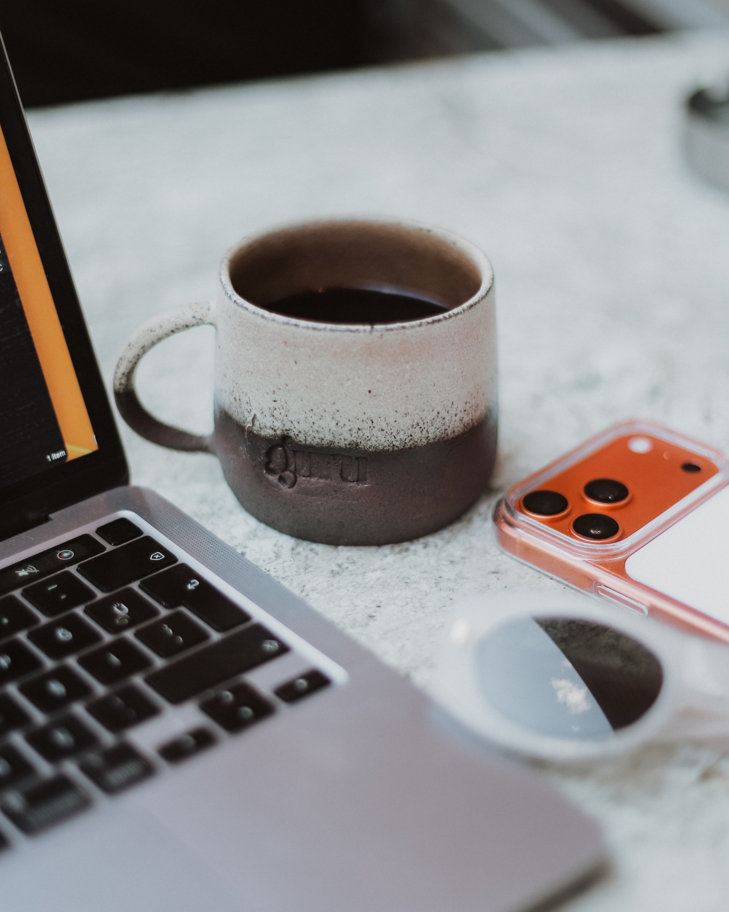 Laptop ve GURU mug